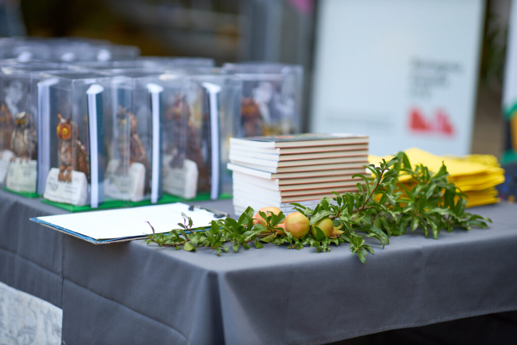 Banchina con libri,ісulture e decorazioni