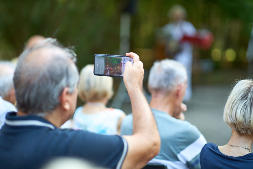 Persone che scattano foto a un evento all'aperto