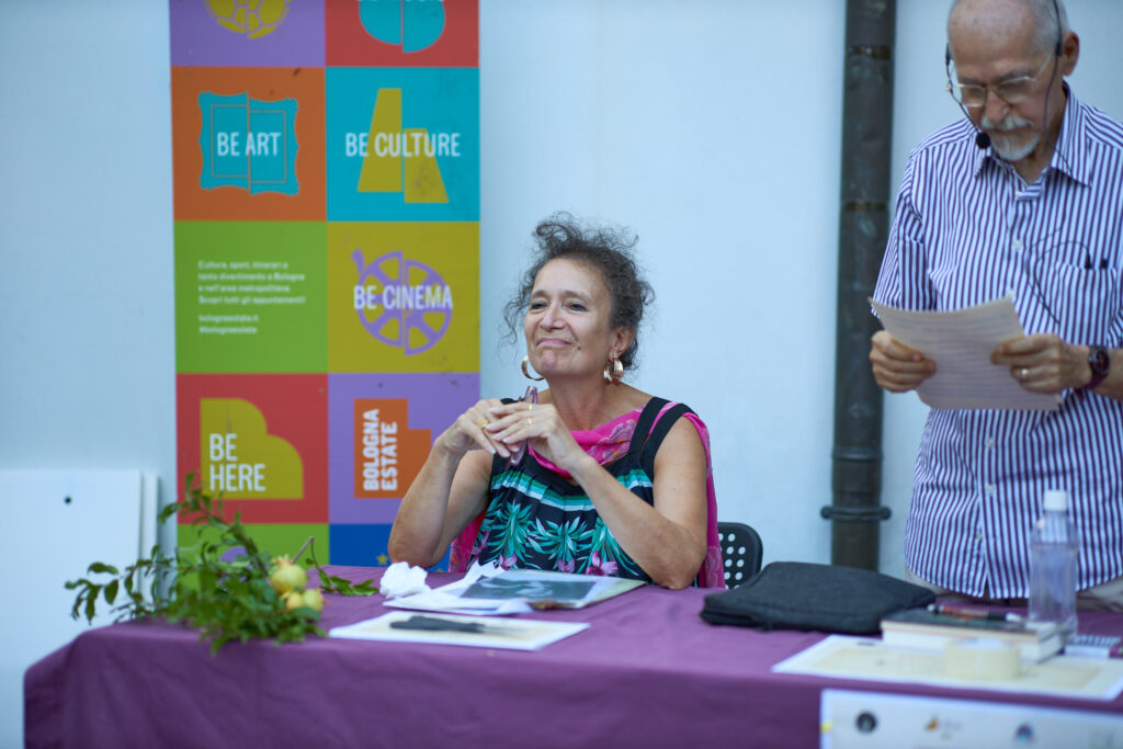Evento culturale a Bologna con speaker e banner colorati