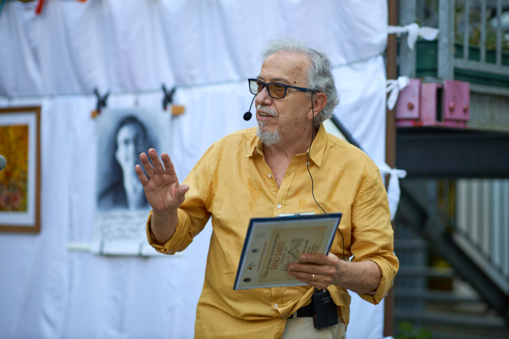 Uomo in giacca gialla che tiene un documento