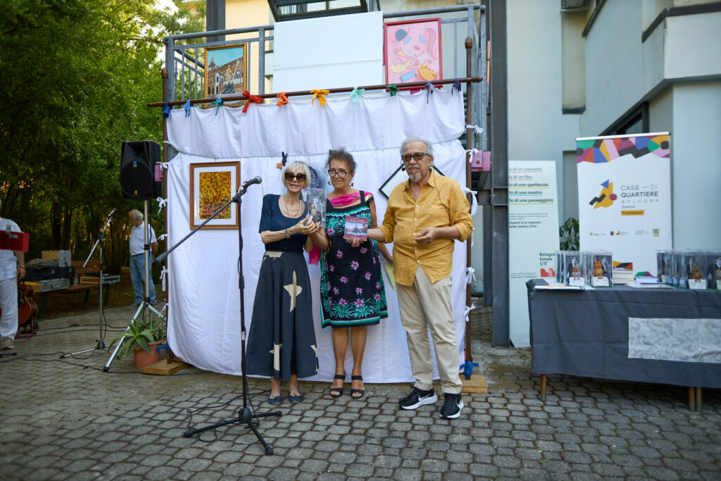 Persone ricevano premi a un evento culturale all'aperto