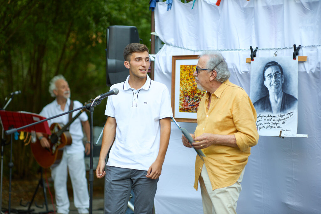 Evento culturale all'aperto con musica e arte
