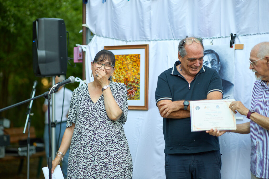 Premiazione con consegna certificato su palco all'aperto